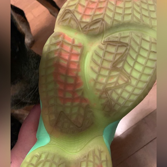 Limited edition Spider-Man adidas running shoes - Picture 2 of 6